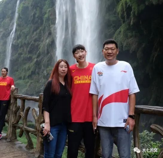 镜头中，张子枫扎着随性丸子头，身穿白色oversize流苏毛衣搭配玫色质感长裙，慵懒的倚靠于街头雕塑旁，眼神清冷洒脱；而在另一组棚内look中，张子枫另类驾驭超大号衬衫 张子枫全新街拍大片上线 演绎夏日清爽甜美少女 2017-07-18 近日，张子枫曝光了一组最新的街拍大片，换了很多套时尚造型，倾情演绎夏日清爽甜美少女。