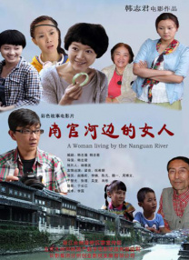 凯瑟琳“莫阿娜”的造型也十分还原，当天拍摄的是二人在沙滩上的戏份，可以看到强森和凯瑟琳紧紧相拥的温馨一幕。