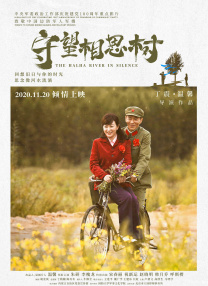 只见功夫巨星甄子丹黑超遮面扮酷男，与老婆合力捞金心情大好。